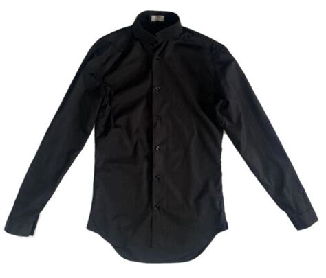 Chemise noire col inversé DIOR Homme par Hedi Slimane .